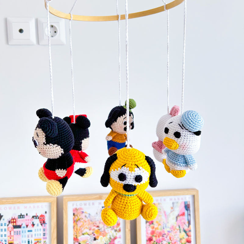 Χειροποίητο διακοσμητικό πλεκτό μόμπιλε με θέμα τον Μίκυ Μάους (Mickey Mouse) για το βρεφικό δωμάτιο