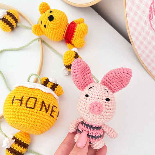 Χειροποίητο διακοσμητικό πλεκτό μόμπιλε με θέμα τον Γουίνι (Winnie The Pooh) για το βρεφικό δωμάτιο