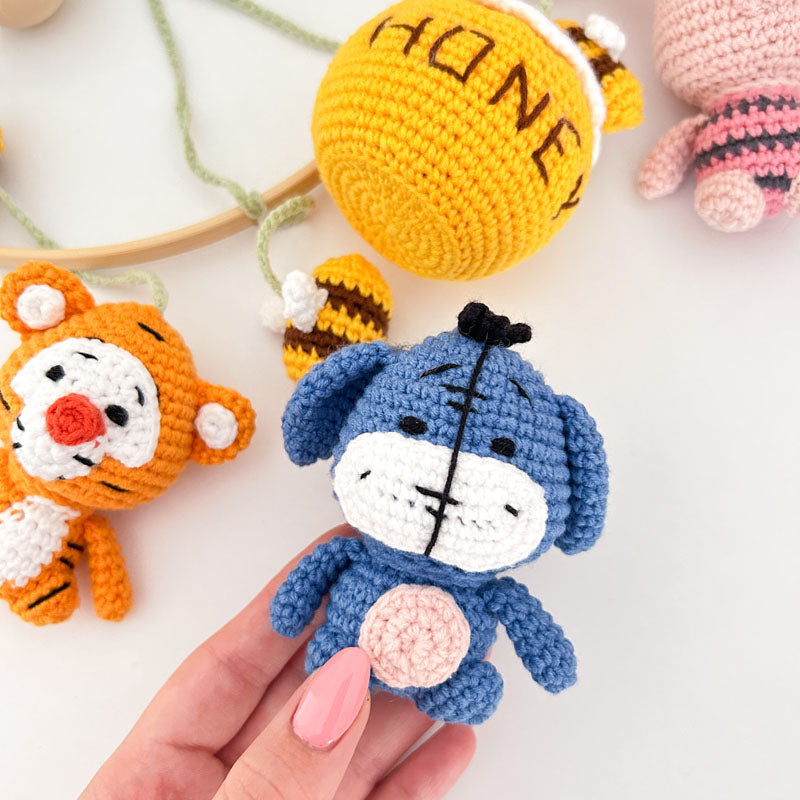 Χειροποίητο διακοσμητικό πλεκτό μόμπιλε με θέμα τον Γουίνι (Winnie The Pooh) για το βρεφικό δωμάτιο