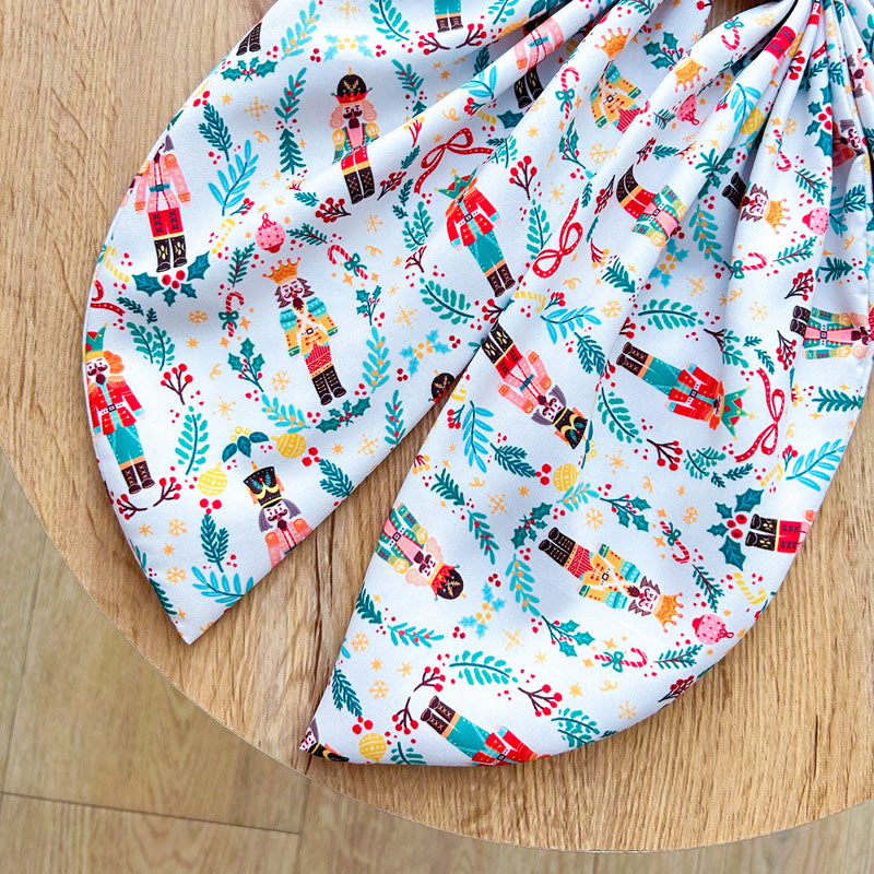 Λευκός Φιόγκος - Πολύχρωμοι Καρυοθραύστες - Διακοσμητικός Χειροποίητος Υφασμάτινος Φιόγκος - Ύψος 45εκ Μήκος 30εκ