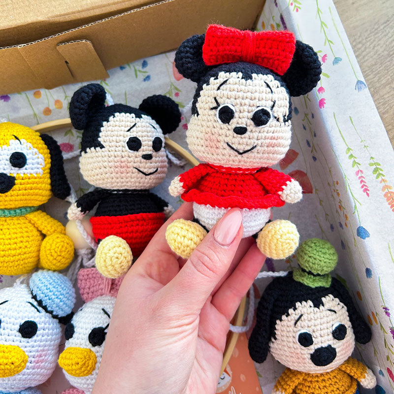 Χειροποίητο διακοσμητικό πλεκτό μόμπιλε με θέμα τον Μίκυ Μάους (Mickey Mouse) για το βρεφικό δωμάτιο