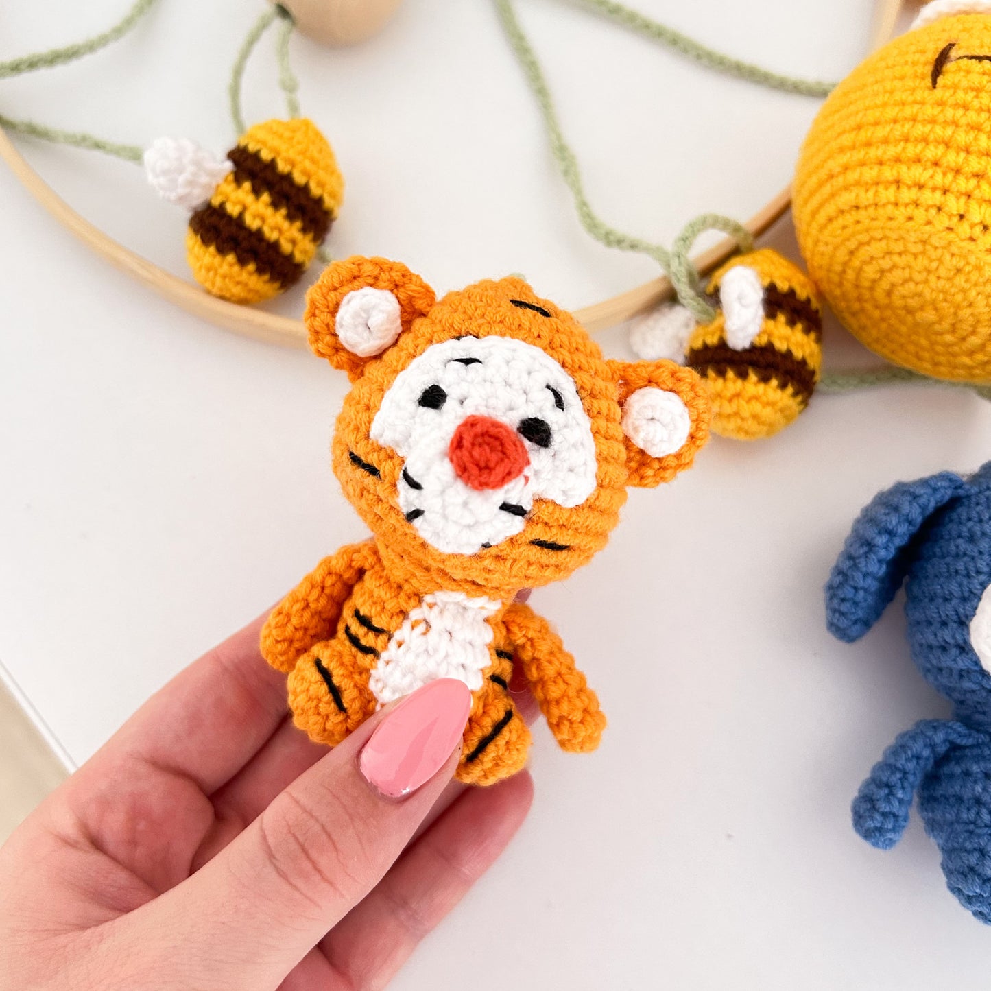 Χειροποίητο διακοσμητικό πλεκτό μόμπιλε με θέμα τον Γουίνι (Winnie The Pooh) για το βρεφικό δωμάτιο