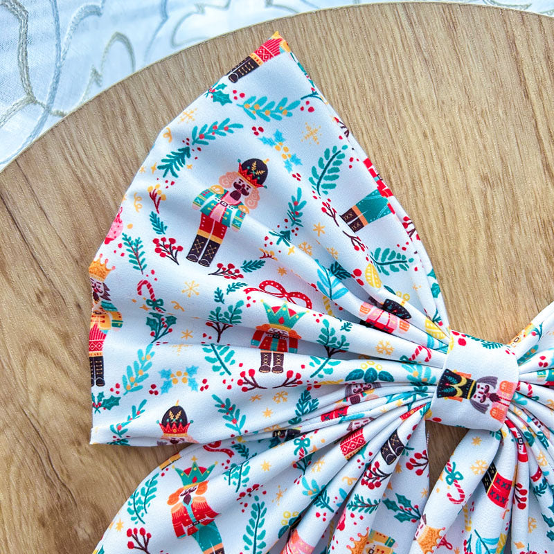 Λευκός Φιόγκος - Πολύχρωμοι Καρυοθραύστες - Διακοσμητικός Χειροποίητος Υφασμάτινος Φιόγκος - Ύψος 45εκ Μήκος 30εκ