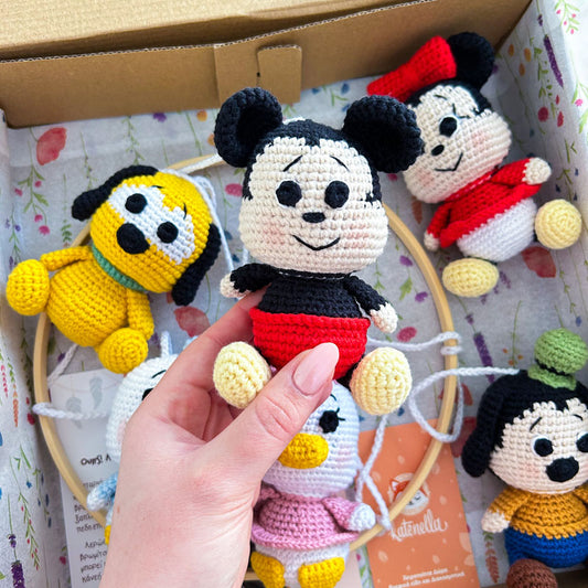 Χειροποίητο διακοσμητικό πλεκτό μόμπιλε με θέμα τον Μίκυ Μάους (Mickey Mouse) για το βρεφικό δωμάτιο