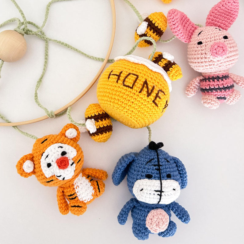 Χειροποίητο διακοσμητικό πλεκτό μόμπιλε με θέμα τον Γουίνι (Winnie The Pooh) για το βρεφικό δωμάτιο