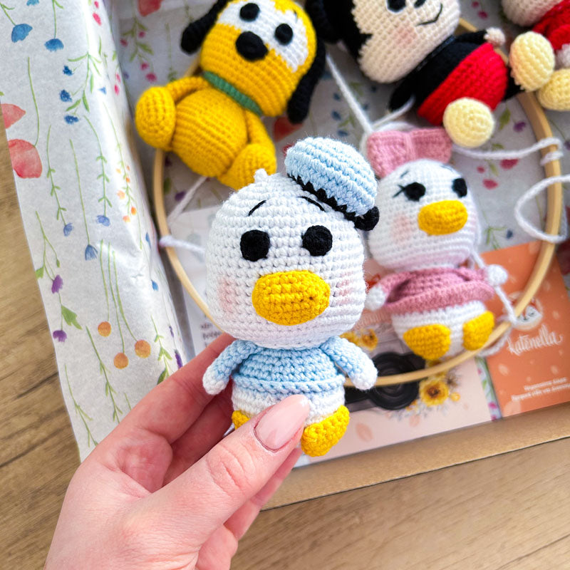 Χειροποίητο διακοσμητικό πλεκτό μόμπιλε με θέμα τον Μίκυ Μάους (Mickey Mouse) για το βρεφικό δωμάτιο