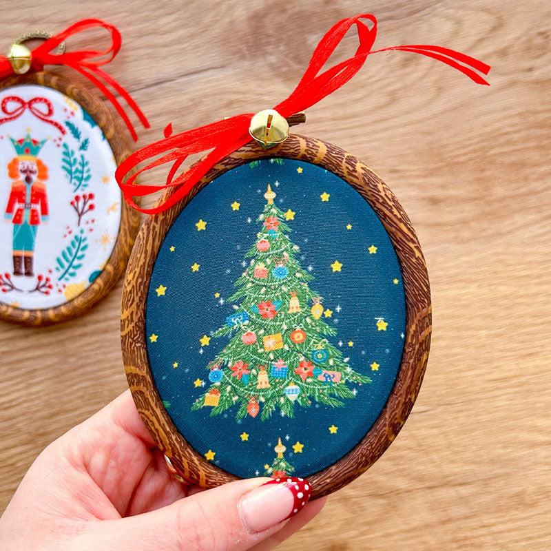 Χριστουγεννιάτικα Στολίδια σε Τελάρο Κεντήματος - 2 Τεμάχια - Δέντρο και Καρυοθραύστης