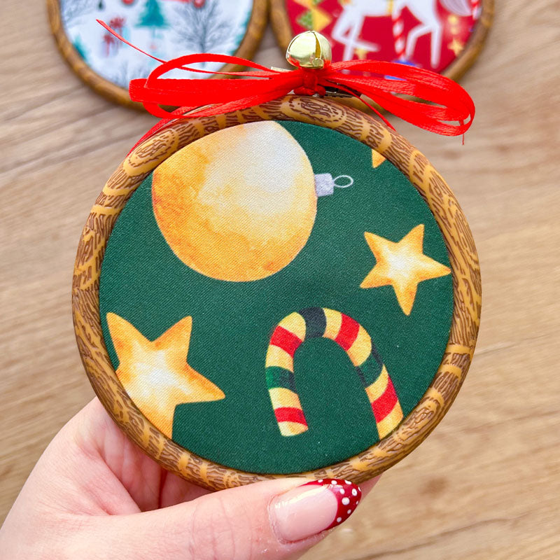 Χριστουγεννιάτικα Στολίδια σε Τελάρο Κεντήματος - 3 Τεμάχια - Αλογάκι Καρουζέλ, Κόκκινο Αυτοκίνητο και Στολίδια