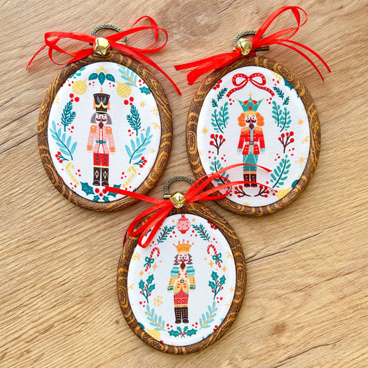 Χριστουγεννιάτικα Στολίδια σε Τελάρο Κεντήματος - 3 Τεμάχια - Πολύχρωμοι Καρυοθραύστες