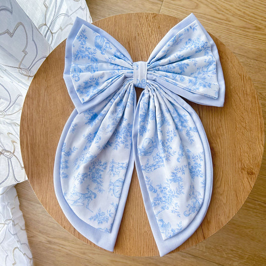 Διακοσμητικός Χειροποίητος Υφασμάτινος Φιόγκος σε Γαλάζιο και Λευκό με Γαλάζιο Παράσταση Αγγελάκια - Ύψος 47εκ Μήκος 30εκ