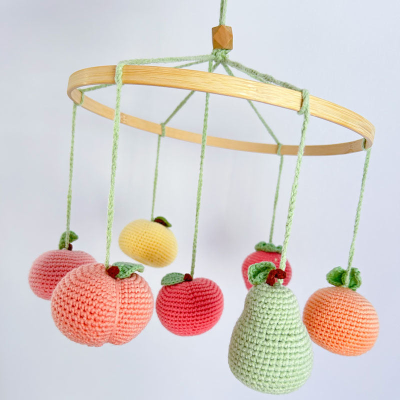 Χειροποίητο Διακοσμητικό Μόμπιλε με Πλεκτά Φρούτα για το Βρεφικό Δωμάτιο