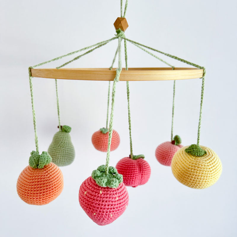 Χειροποίητο Διακοσμητικό Μόμπιλε με Πλεκτά Φρούτα για το Βρεφικό Δωμάτιο