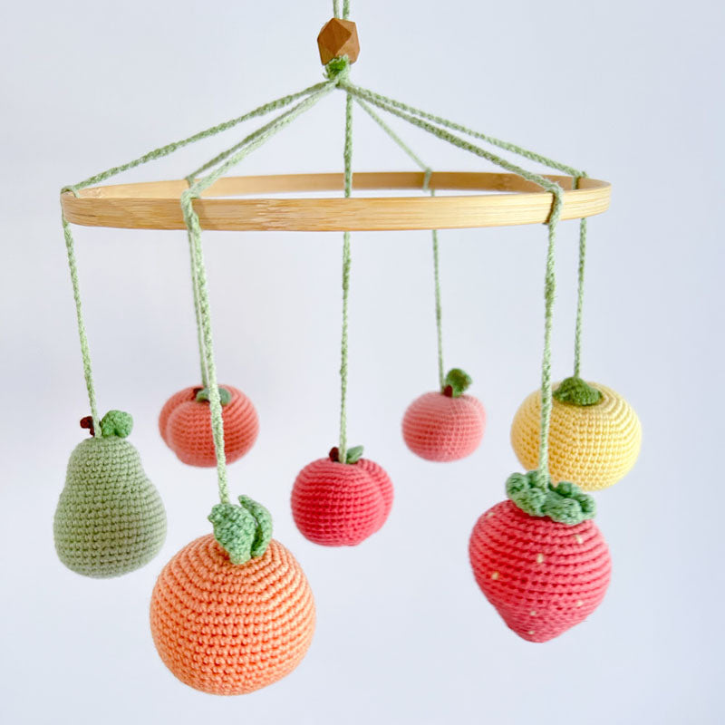 Χειροποίητο Διακοσμητικό Μόμπιλε με Πλεκτά Φρούτα για το Βρεφικό Δωμάτιο
